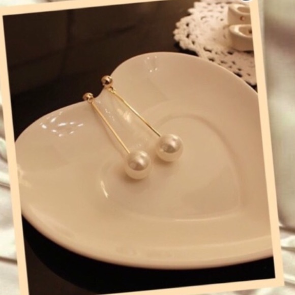 Jewelry - Dangling pearl earrings